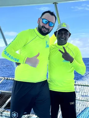 Zástupce Friendly Maldives s místním rybářem na lodi během výpravy na oceán