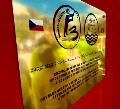 Plaketa symbolizující mezinárodní spolupráci mezi Friendly Maldives a komunitou rybářů z ostrova Gemanafushi na Maledivách