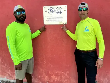 Zástupce Friendly Maldives a místní partner u plakety připomínající spolupráci s rybářskou komunitou z ostrova Gemanafushi