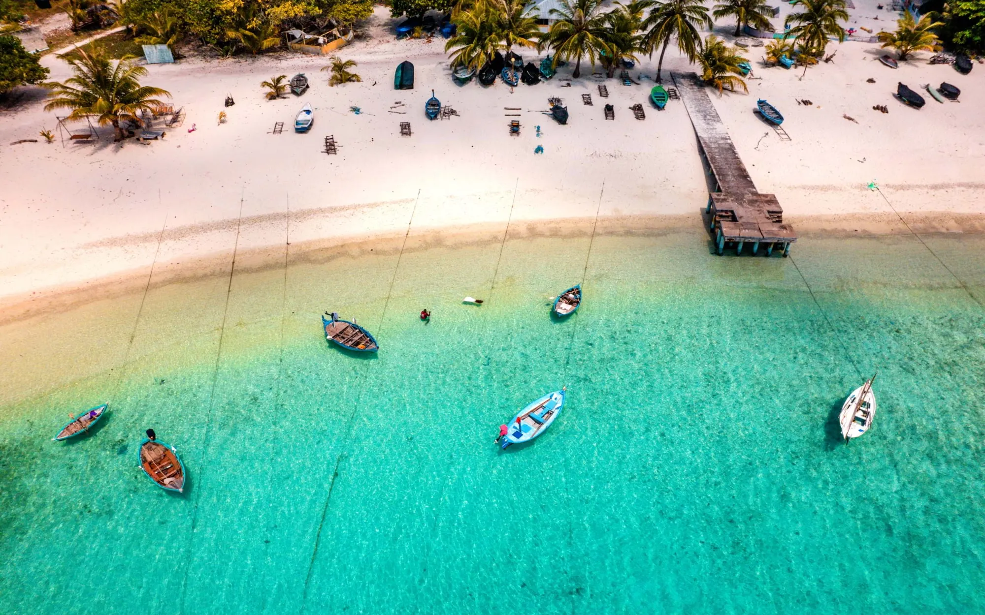 Tropická pláž s molem na Maledivách – domov prémiového tuňáka Friendly Maldives